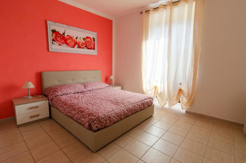 蒙特堡Casa Vacanze Gran Sasso的一间卧室设有一张床和红色的墙壁