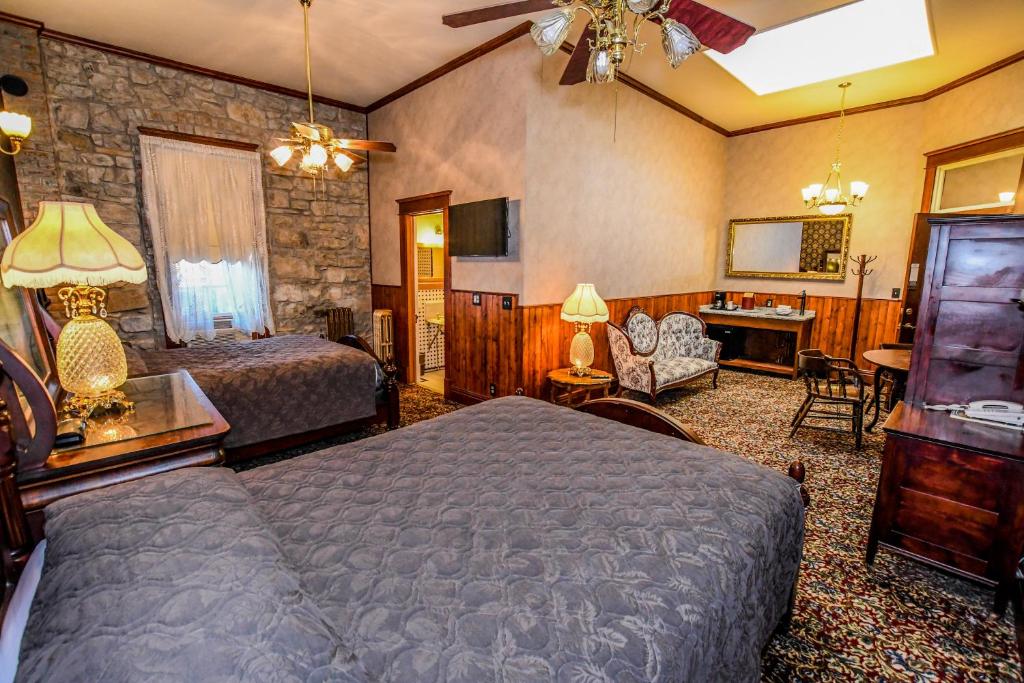 科迪伊尔玛酒店的一间卧室配有两张床和一台电视。