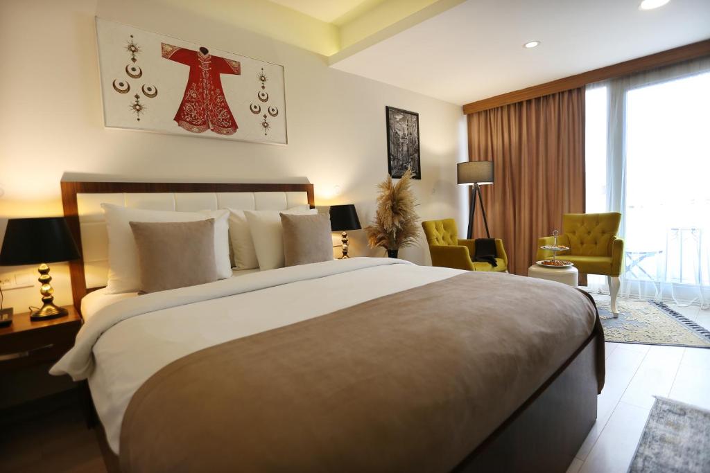 特拉布宗Cebeci Grand Hotel的一间带大床的卧室和一间客厅