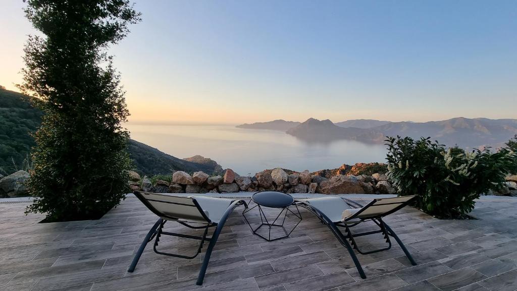 皮亚纳Résidence Le Bella Vista的海景露台配有桌椅