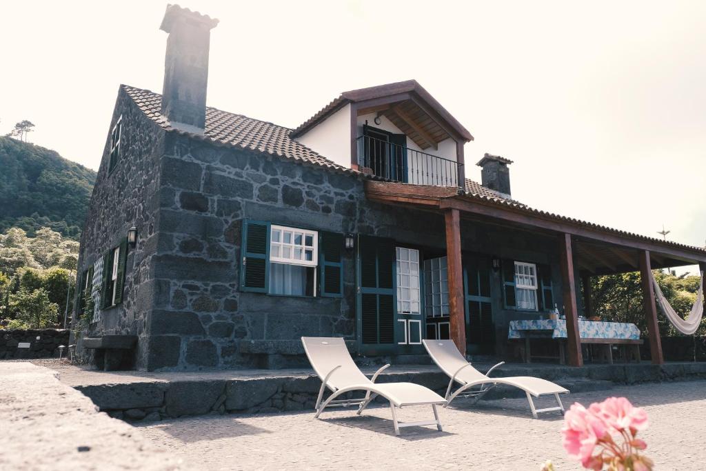 圣罗克杜皮库Baía de Canas Villa的两把椅子和一栋带建筑的房子