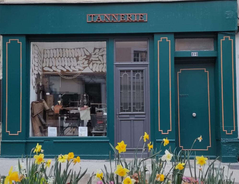 伊泽尔河畔的罗曼La Tannerie - BedinShop的前面有鲜花的商店