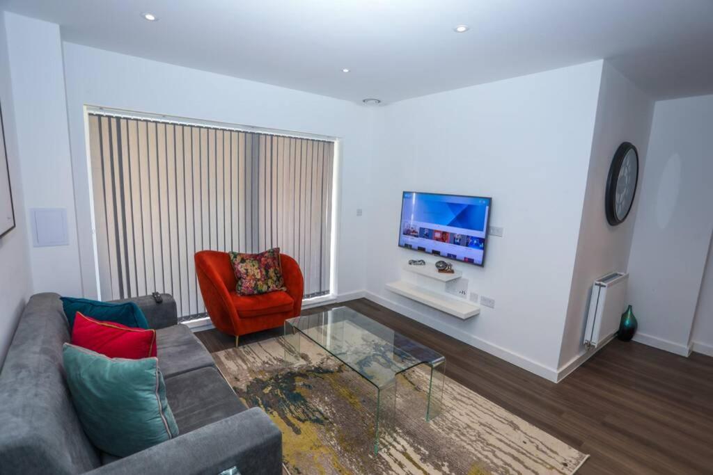 WoolwichDREAMS APARTMENTS 2 BED的带沙发和电视的客厅