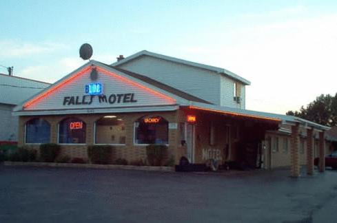 托纳万达蓝色瀑布汽车旅馆的一间快餐店,上面标有可靠的汽车旅馆