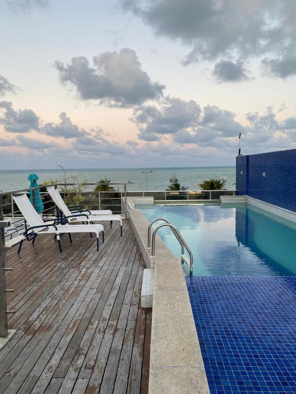 若昂佩索阿Prédio Solar do Atlântico - Apartamento lateral em Tambaú的海边甲板上的游泳池