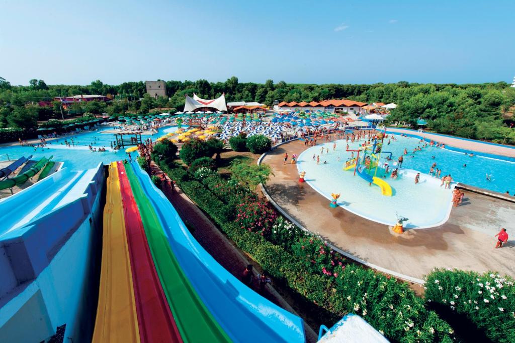 莱西纳Villaggio Albatros Resort的享有水上公园游泳池的顶部景致