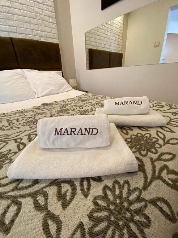 热舒夫Hotel Marand的两张带镜子的床上的白色毛巾