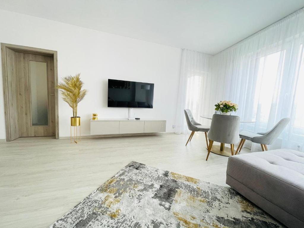 布拉迪斯拉发New Luxury City centre apartment with panoramic view, free parking的带沙发和电视的白色客厅