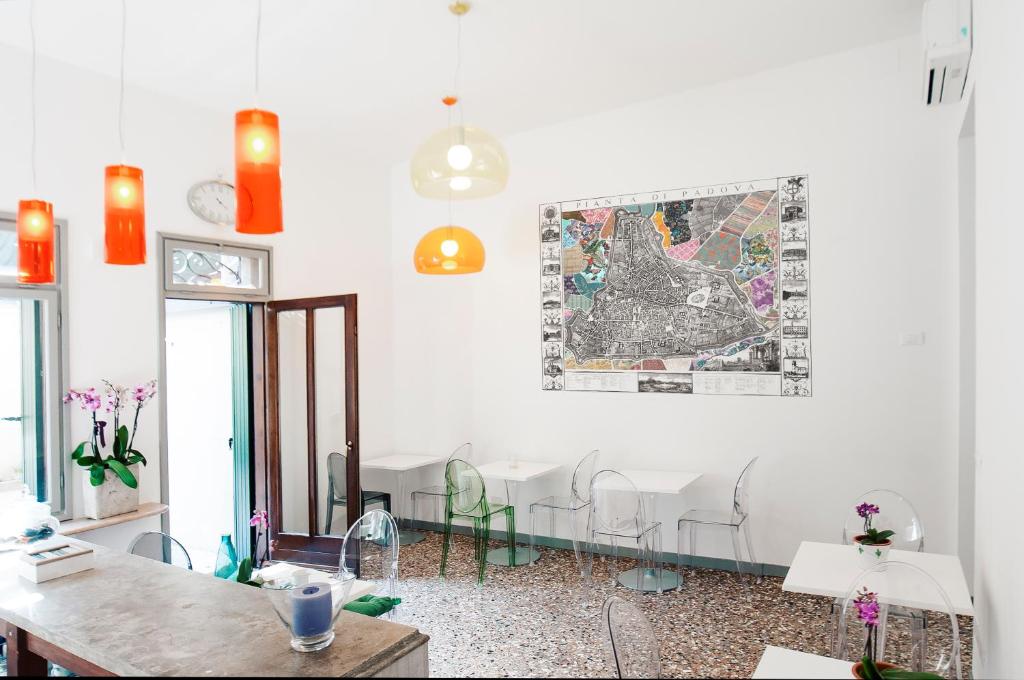 帕多瓦乔托住宿加早餐旅馆的墙上有一张桌子和一张地图的房间