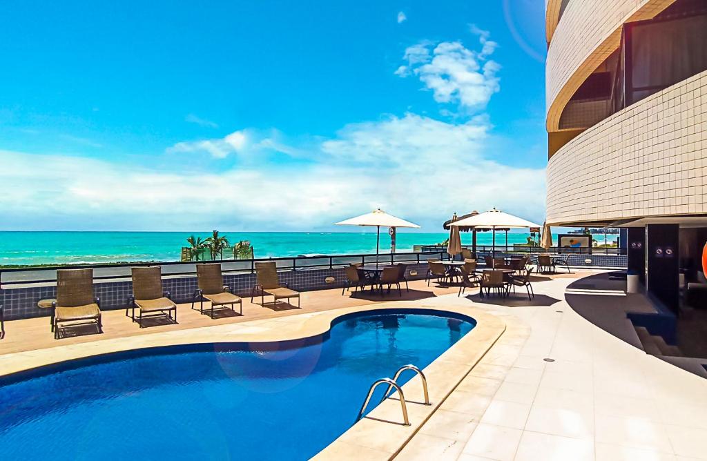 马塞约Hotel Reymar Express的海景游泳池