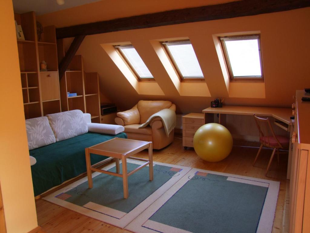 莱沃恰Apartmán NIKA的客厅配有沙发和桌子