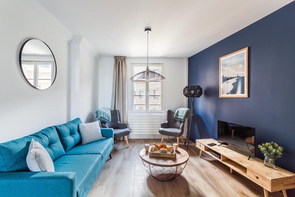 圣马洛Le Cap Cézembre - Intra-Muros Saint-Malo的客厅配有蓝色的沙发和桌子