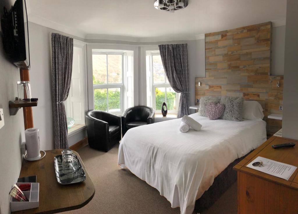 兰贝里斯Alpine Lodge Guest House的酒店客房,配有一张床、一张桌子和椅子