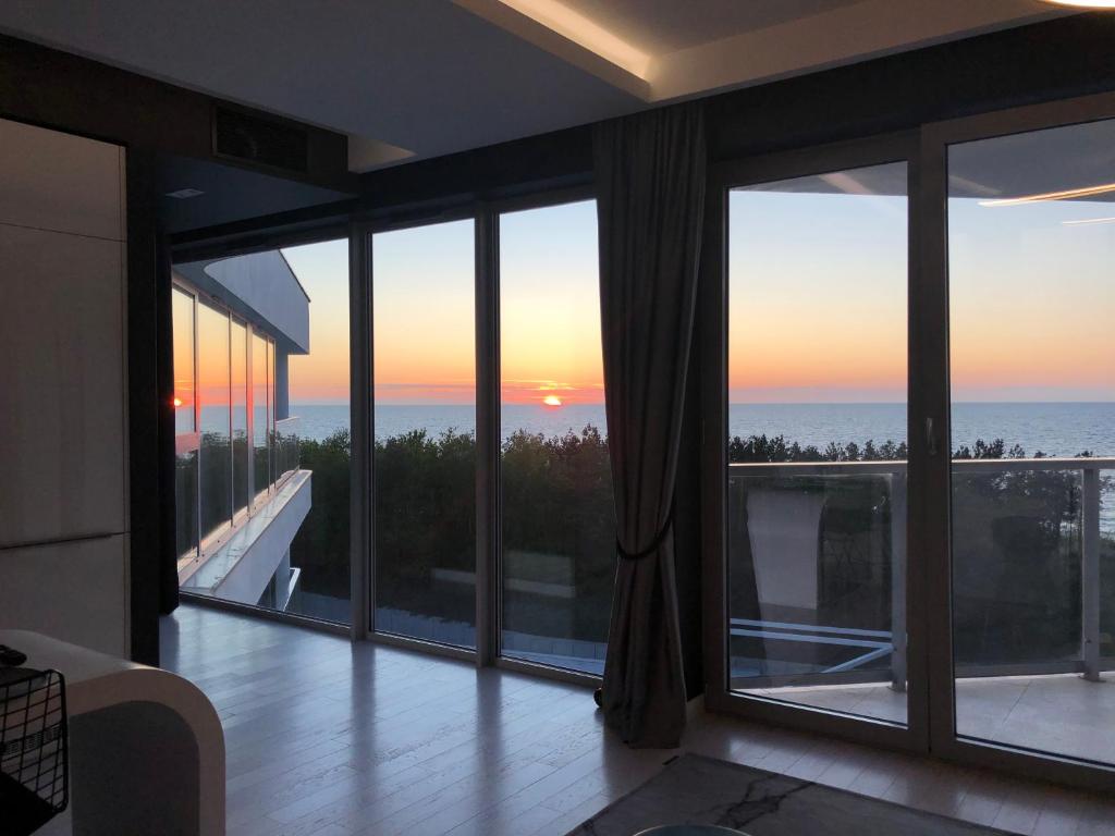 梅尔诺Dune Beach Luxury Suites的客房设有大窗户,享有海景。