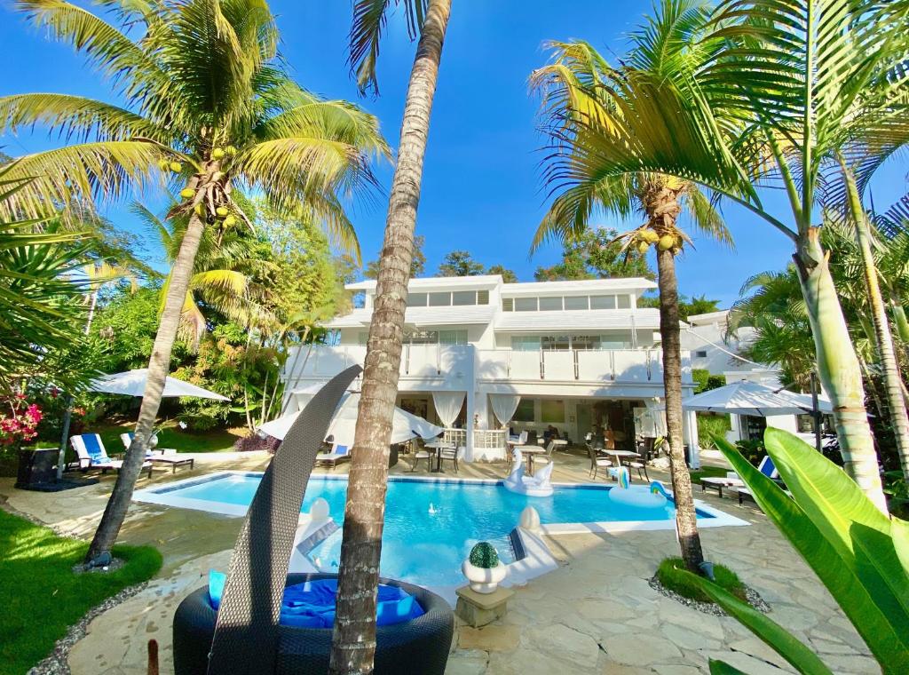 苏莎亚维恩迪诺酒店的享有棕榈树度假村和游泳池的景色