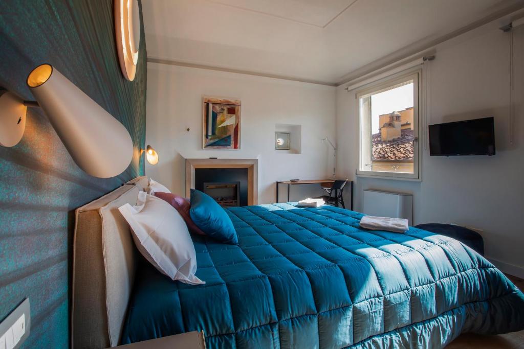 佛罗伦萨Residenza Benizzi rooms in the heart of Florence的一间卧室设有蓝色的床和窗户。