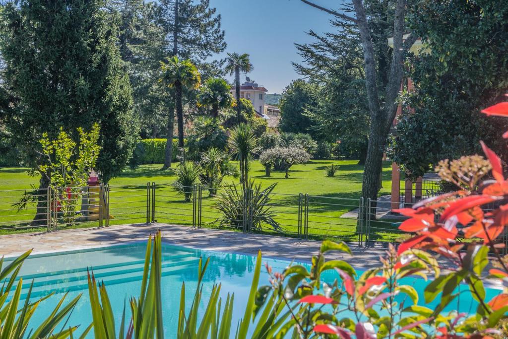 马内尔巴奥斯酒店的一个带游泳池和公园的花园