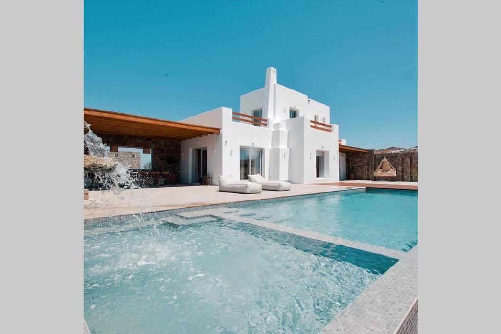 卡拉法蒂斯Blue Orchid Villa Mykonos的别墅前设有游泳池