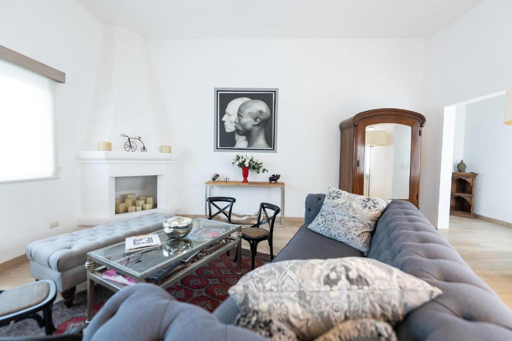 圣米格尔-德阿连德Casa De La O的客厅配有沙发和桌子