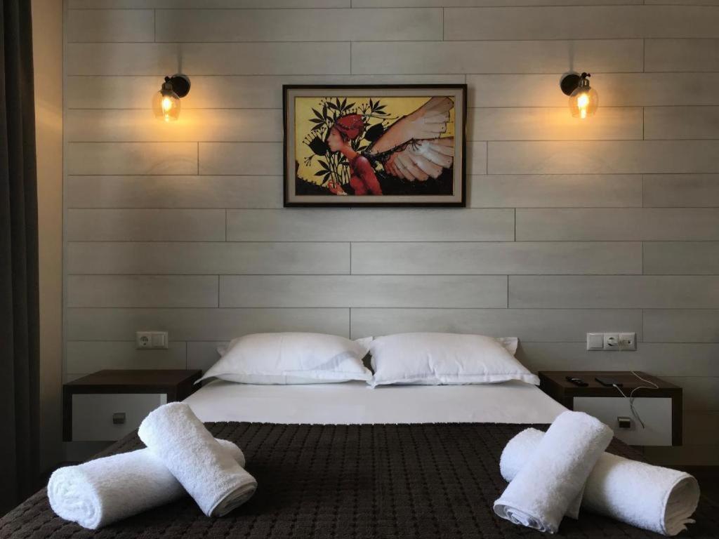 古多里New Gudauri, Loft 2的一间卧室配有一张床,上面有两条毛巾