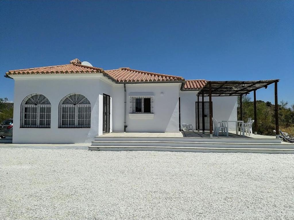 AlmogíaBelvilla by OYO Casa de Aguila的车道上带屋顶的白色房子