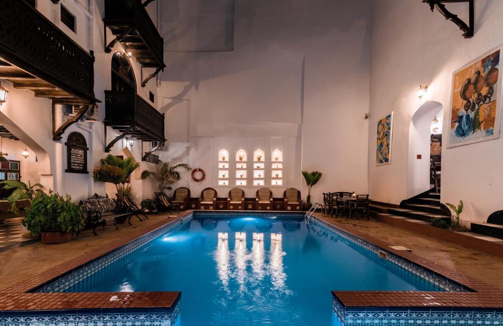 桑给巴尔德豪皇宫酒店的一座教堂内的游泳池