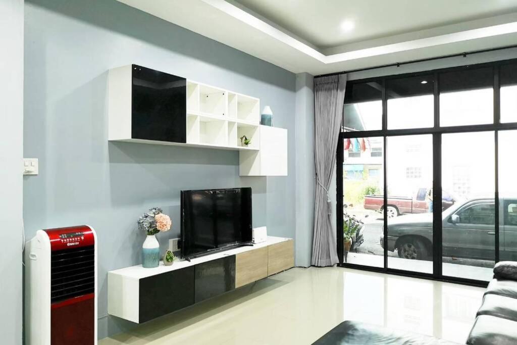 合艾Khoksametchun Hostel Plus的客厅设有壁挂式平面电视。