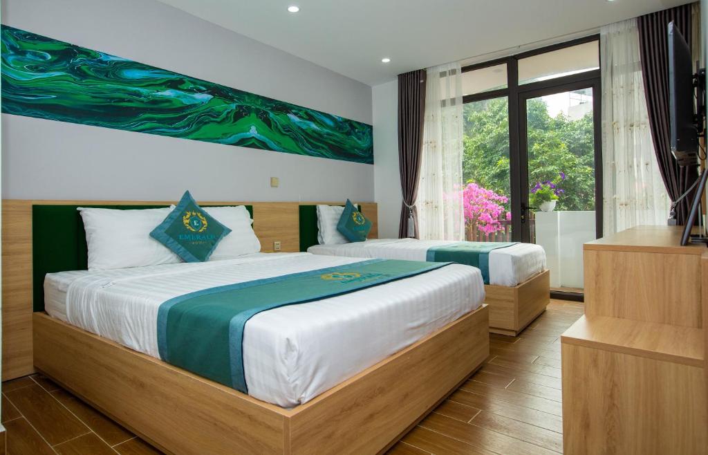 吉婆岛Emerald Hotel Cát Bà的一间卧室设有两张床和大窗户