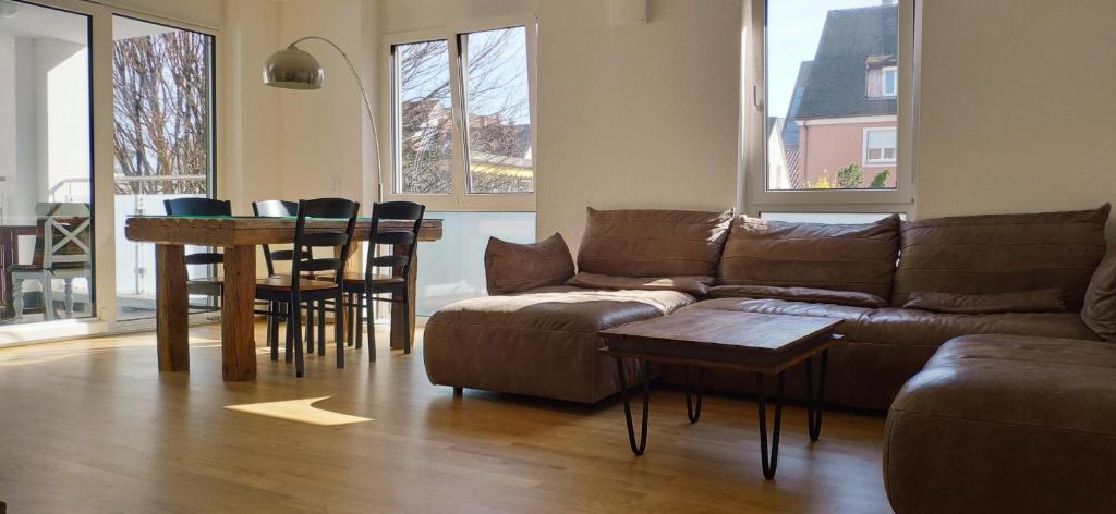 腓特烈港Apartment "SUN"的客厅配有沙发和桌子