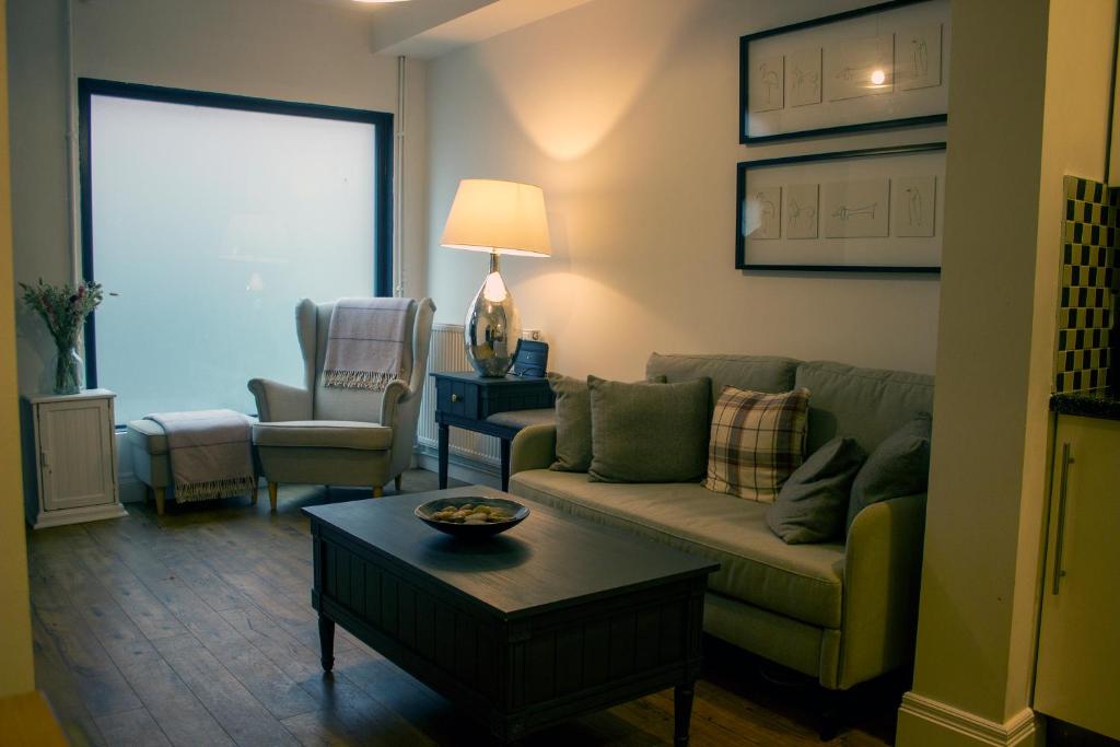 霍利伍德Downshire Haven的客厅配有沙发和桌子