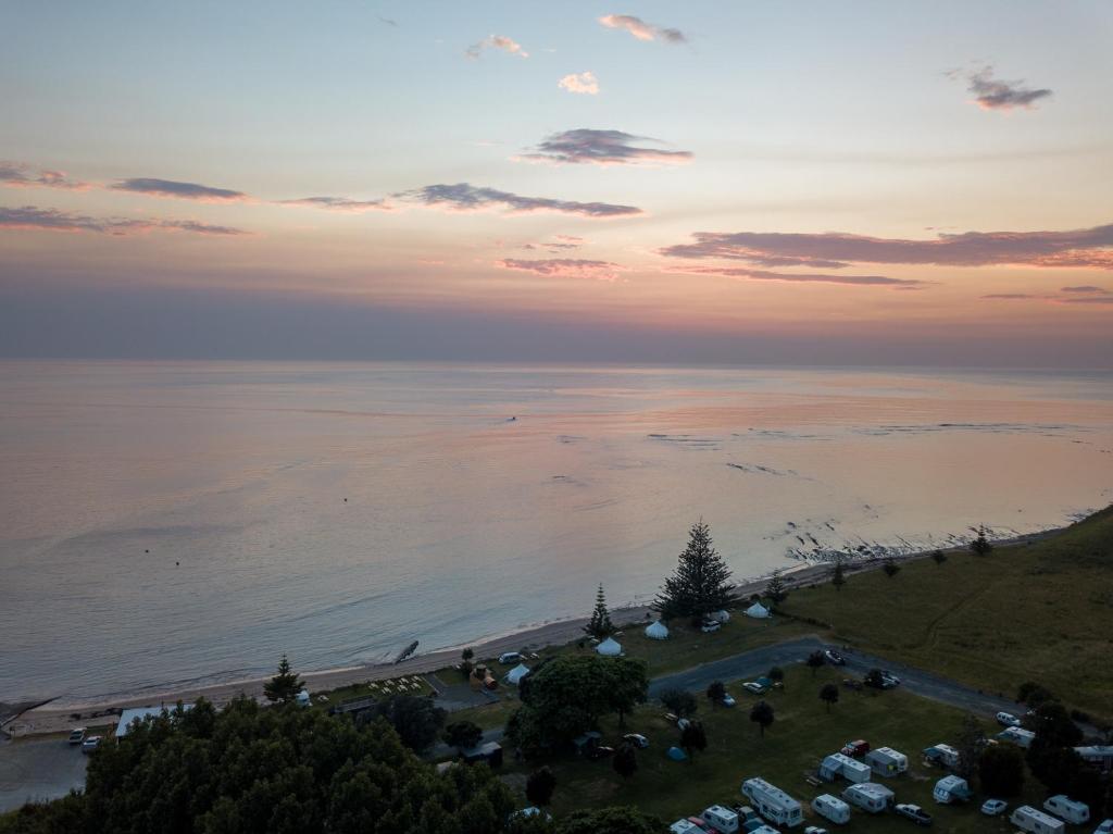 吉斯伯恩Tatapouri Bay的日落时分海滩空中景致