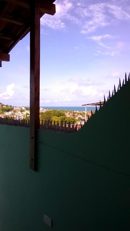 卡博迪圣阿戈斯蒂尼奥Casa Vista Maravilhosa的阳台设有围栏,享有海景。