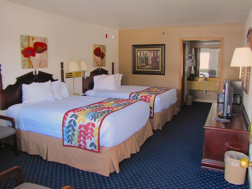 布兰森达顿酒店的酒店客房设有两张床和电视。