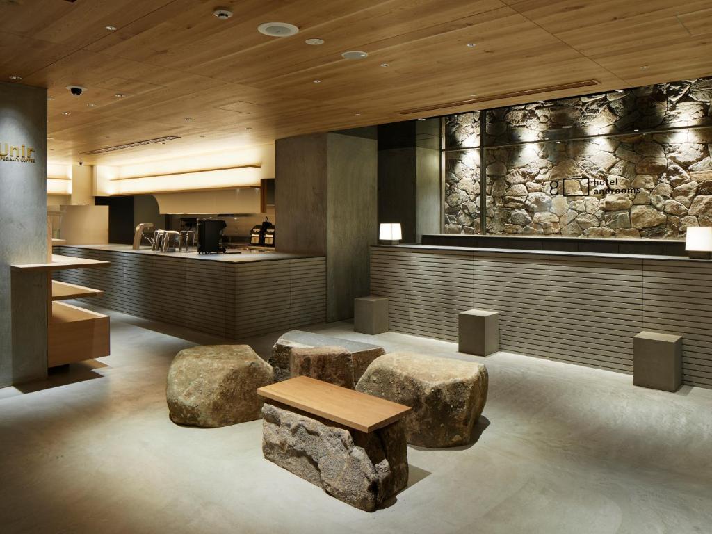 京都hotel androoms Kyoto Shichijo的大堂设有两个大岩石和一个酒吧