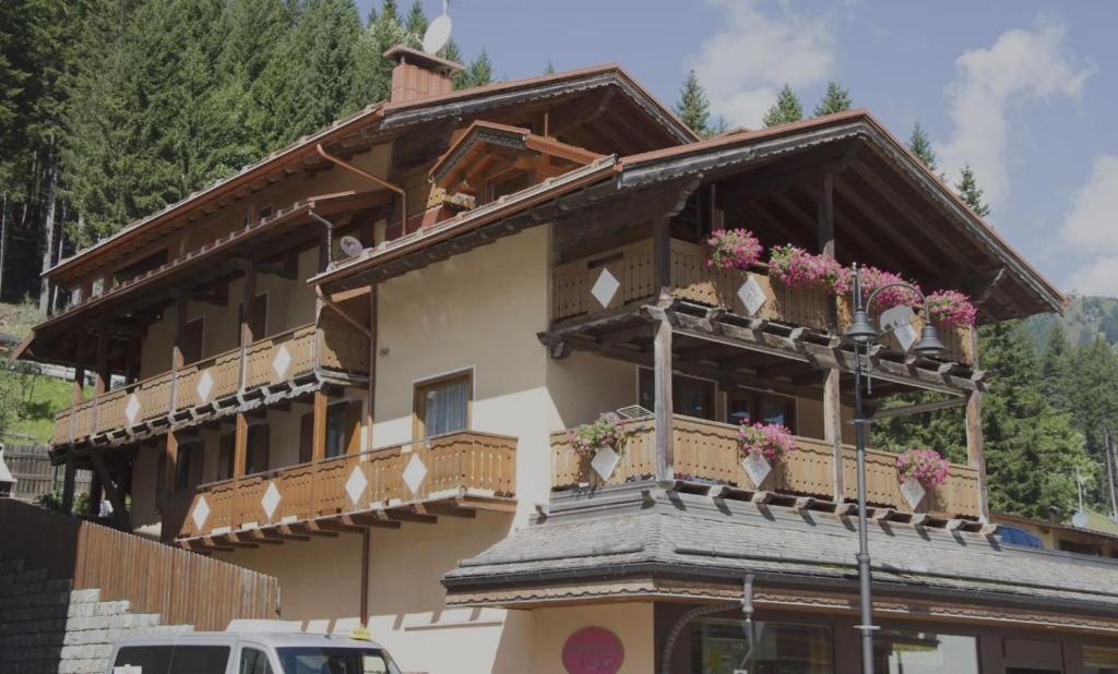 摩德纳迪-坎皮格里奥Campiglio Bilocale Dolomiti的一座带鲜花阳台的建筑