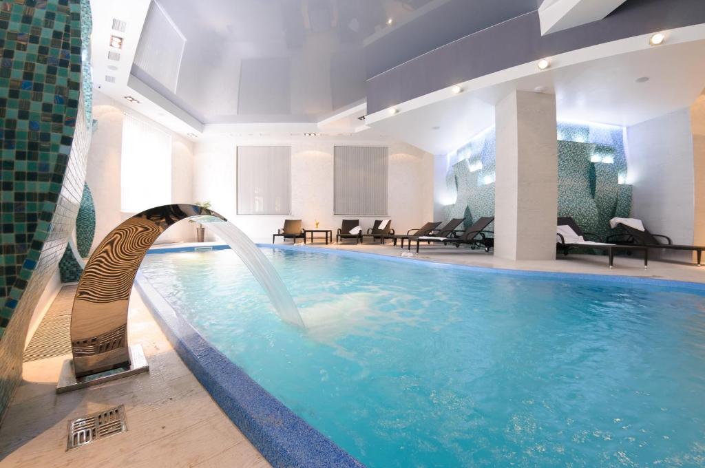 利沃夫陶鲁斯Spa酒店的一座带喷泉的游泳池