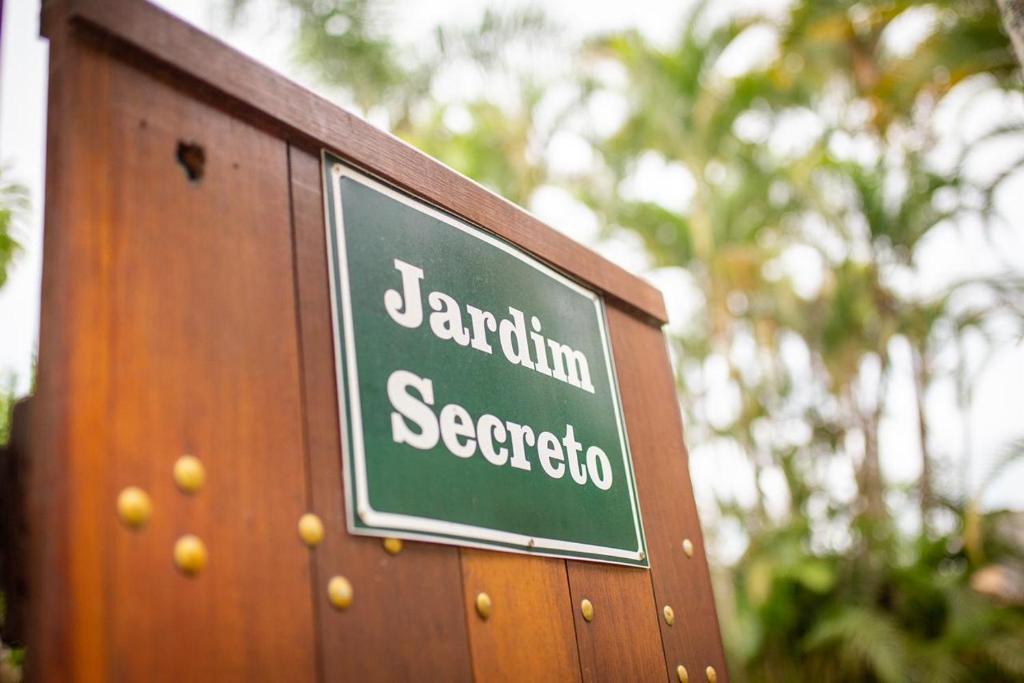 伊泰帕瓦Jardim Secreto - Itaipava的木墙上写着果酱海鲜的标语