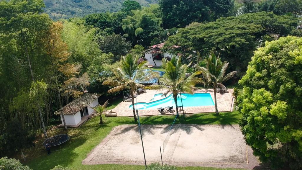 布加Eco Hotel Hacienda El Diamante的享有带游泳池的度假村的空中景致