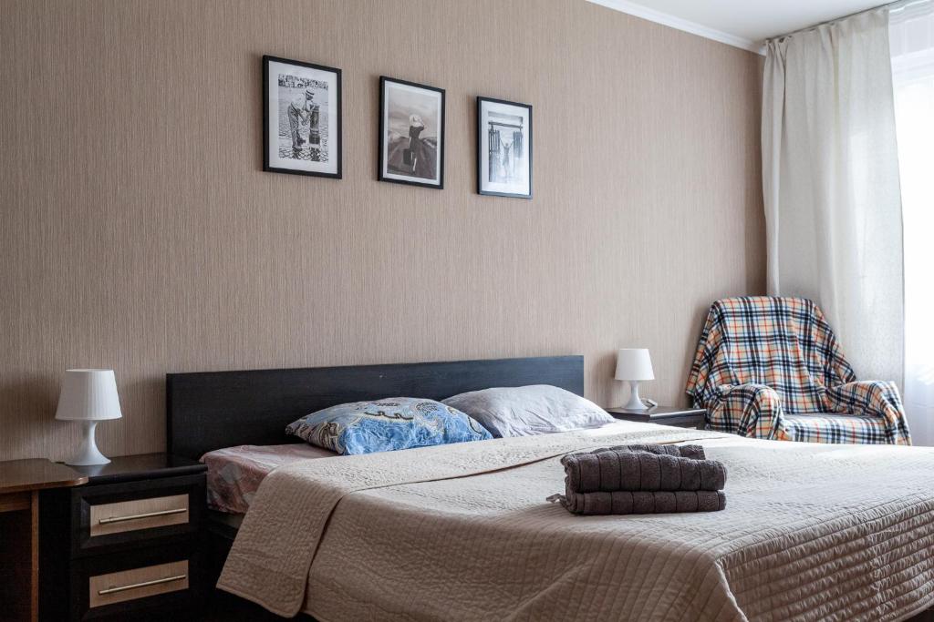莫斯科Standard Brusnika standart Yaseneva的一间卧室配有一张床和一把椅子
