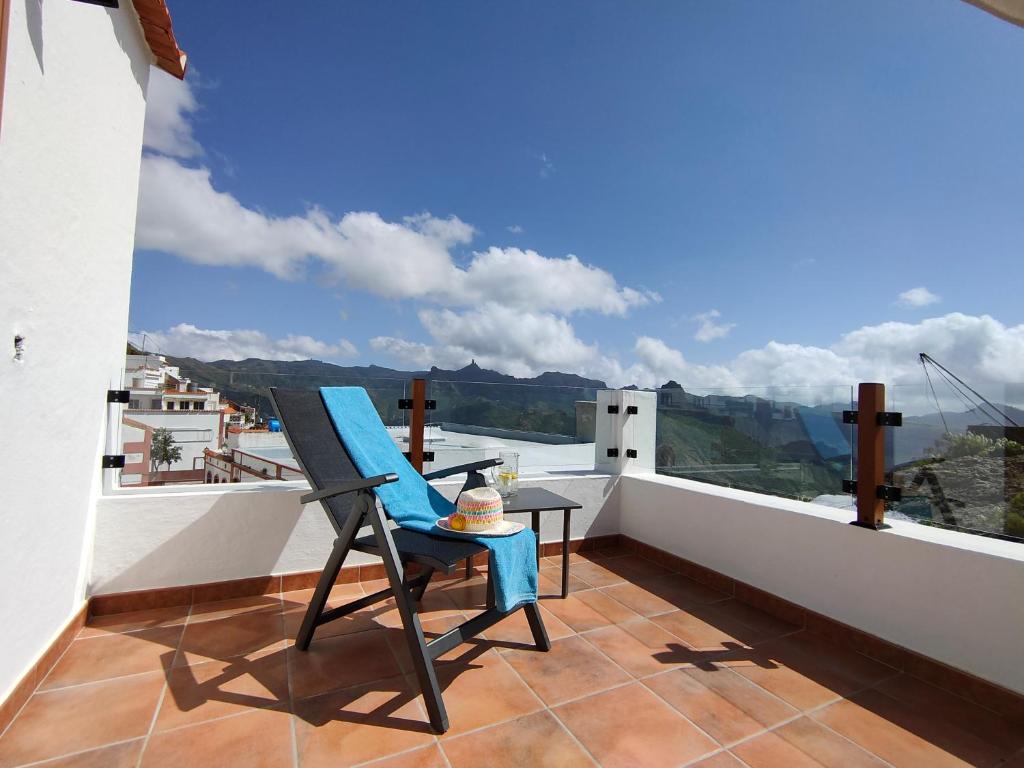 阿尔特纳拉La Morada的蓝椅位于景观阳台