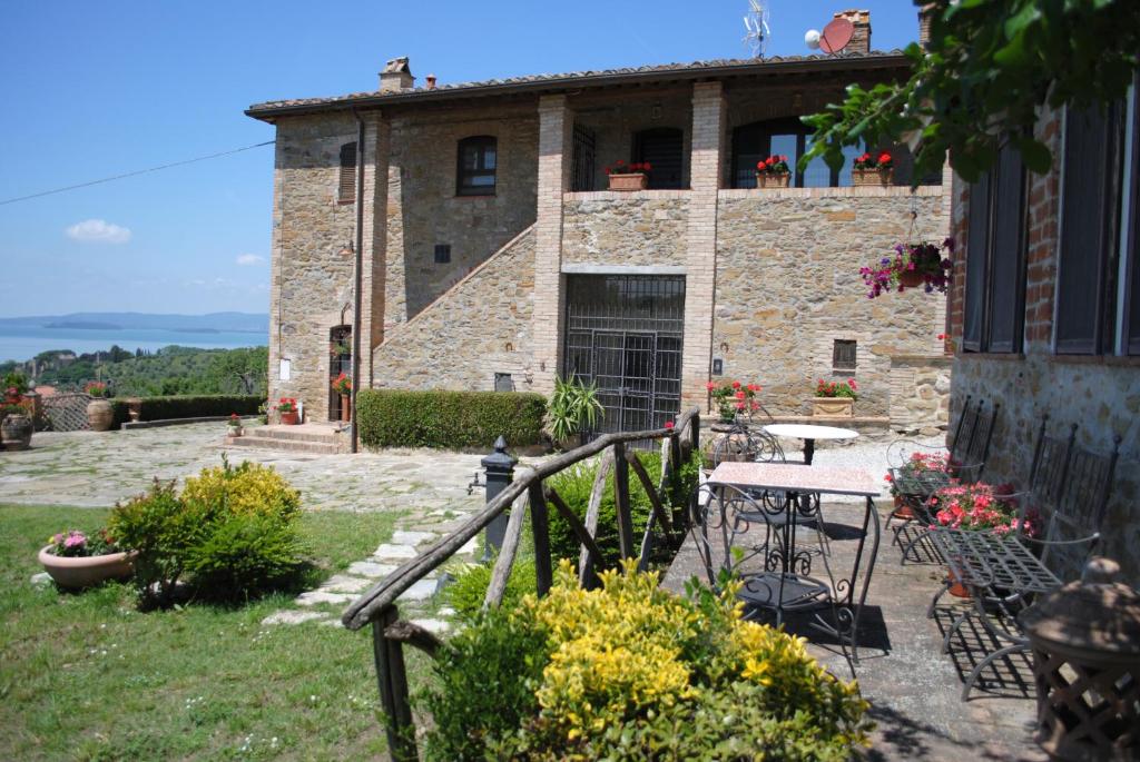 圣费利西亚诺Casale sul Lago Trasimeno的石头房子前面有桌子