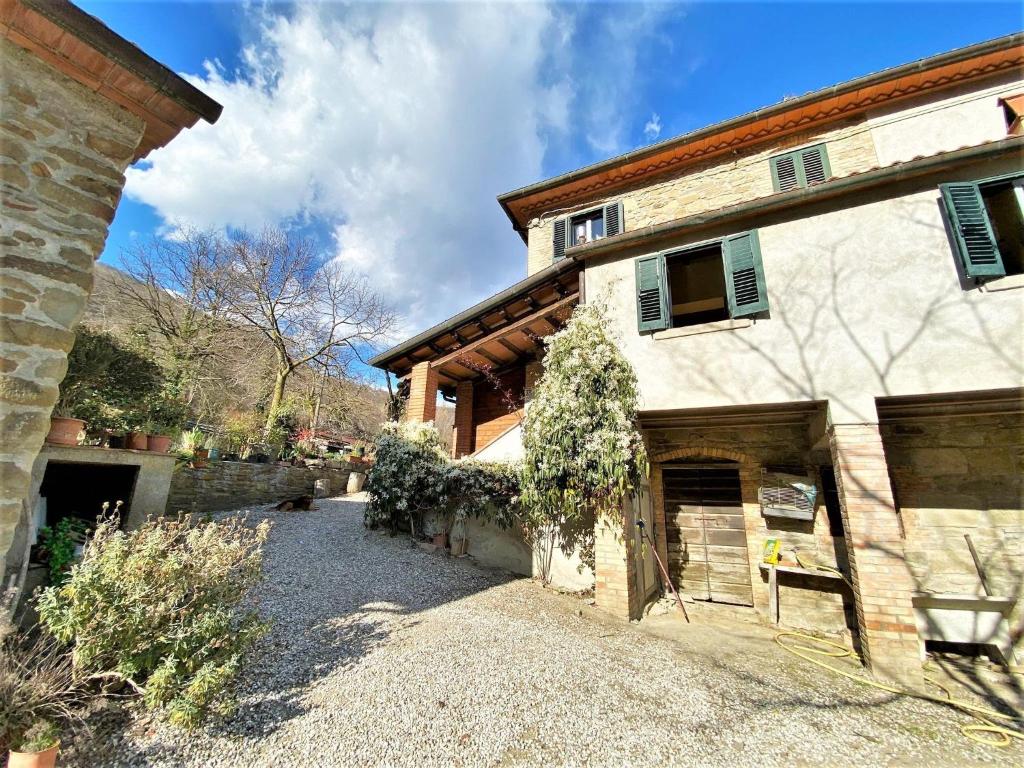波焦尼Holiday home in Umbrian hills with fenced garden and terrace的享有带车库的房屋外部景致