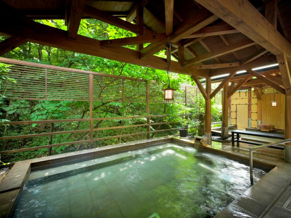 那须町自在庄的一座位于树亭中的室内游泳池
