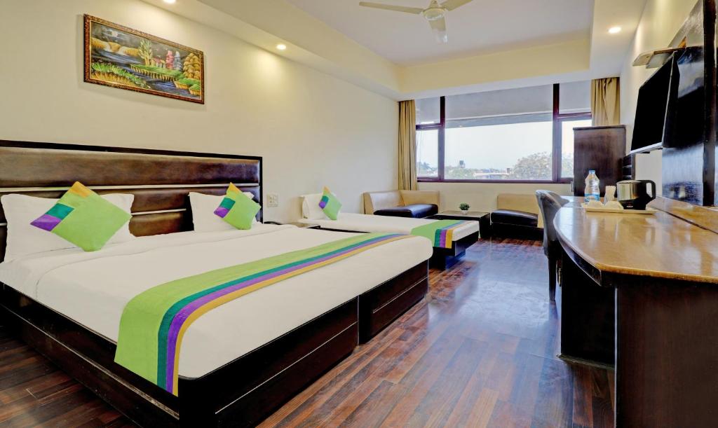 钱德加尔Itsy By Treebo - Southend的酒店客房配有两张床和一张书桌