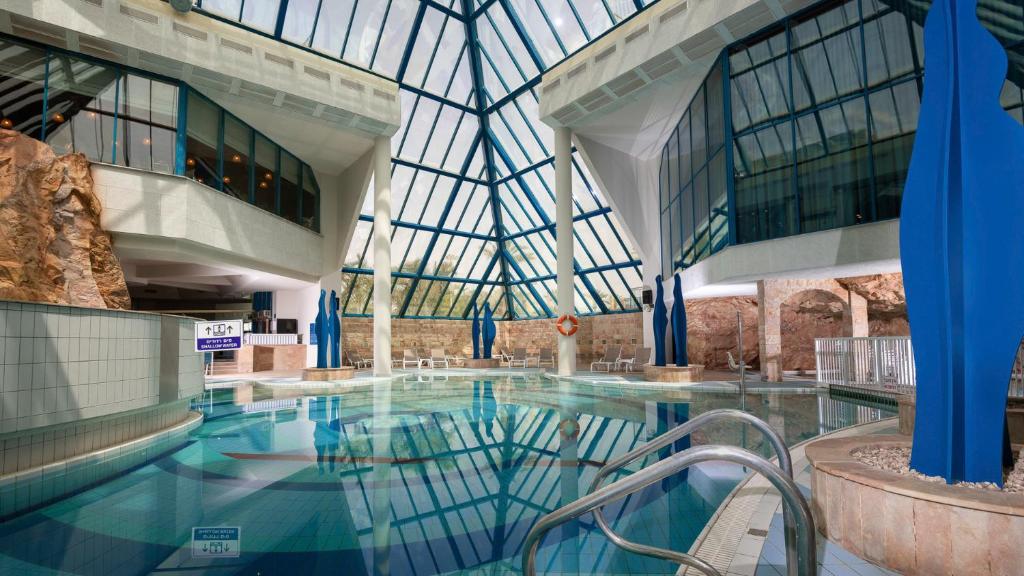 U Splash Resort Eilat内部或周边的泳池