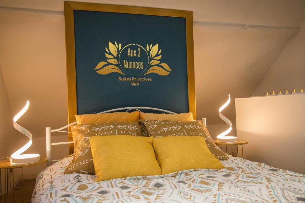 加来Aux 3 Nuances Suites Privatives & Spa的一间卧室配有一张大床,上面有一张大照片