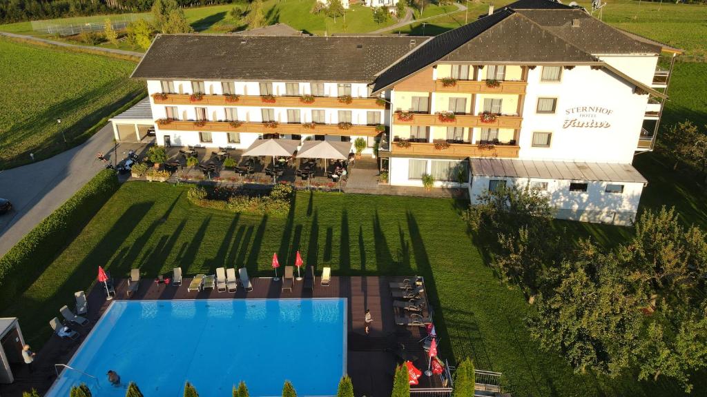 沃尔特湖畔韦尔登范图尔酒店的享有酒店空中美景,设有游泳池