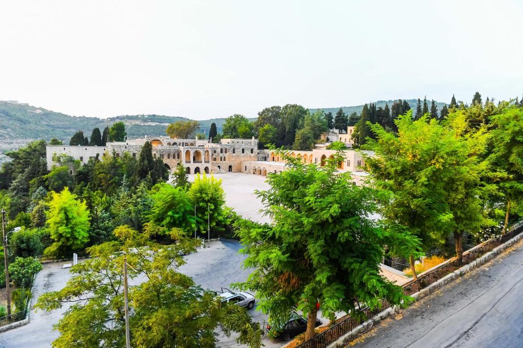 拜特丁Beit Lebbos Boutique Hotel的享有树木和建筑的小镇的空中景致