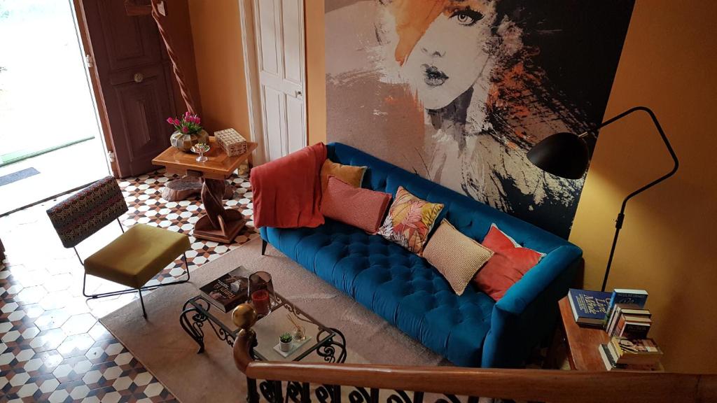 卡尼亚诺Aroma Green Villa的客厅配有蓝色沙发及色彩缤纷的枕头