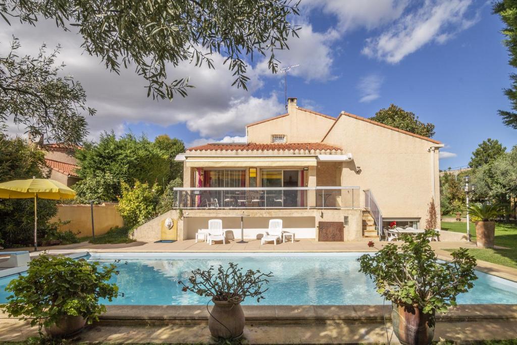 维特罗勒Villa Noria的一座带游泳池和房子的别墅